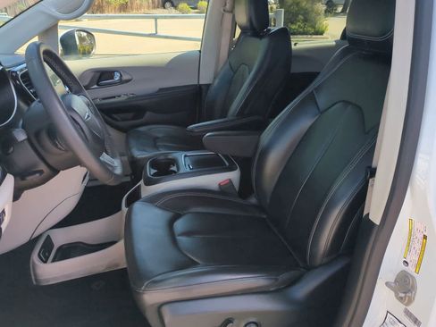 Used 2023 Chrysler Pacifica Touring-L FWD image 18