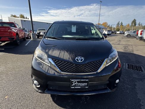 Used 2015 Toyota Sienna SE image 3