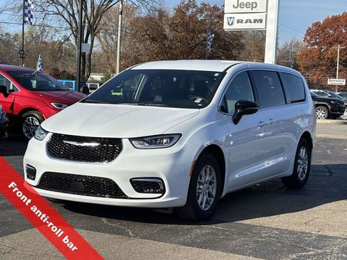 New 2026 Chrysler Pacifica Select image 36