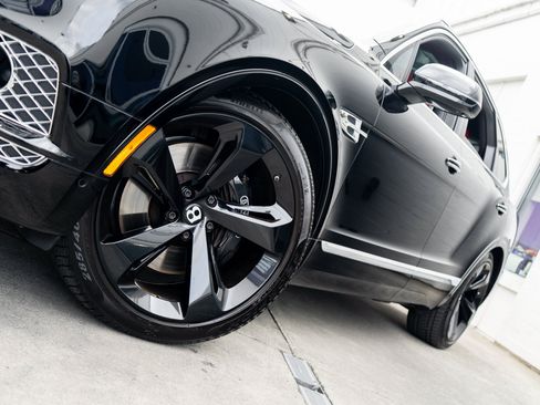 Used 2017 Bentley Bentayga AWD/4WD image 4