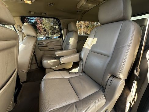 Used 2011 Cadillac Escalade ESV Premium image 21