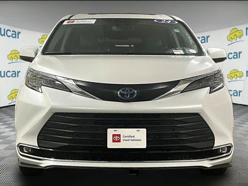 Used 2024 Toyota Sienna XLE FWD image 2