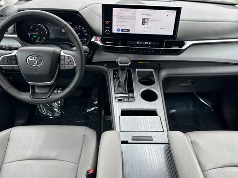 Certified 2025 Toyota Sienna XLE w/ XLE Plus Package image 16