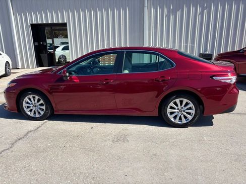 Used 2018 Toyota Camry LE image 2