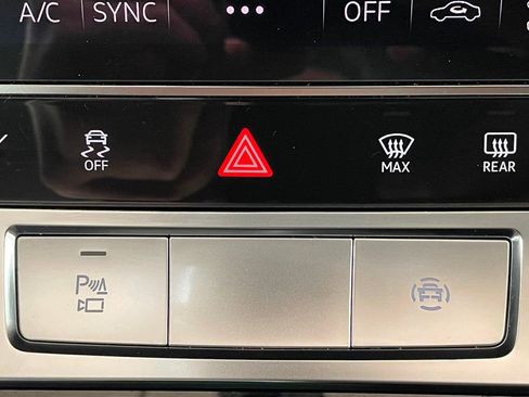 Used 2021 Audi e-tron Premium Plus w/ Premium Plus Package image 39