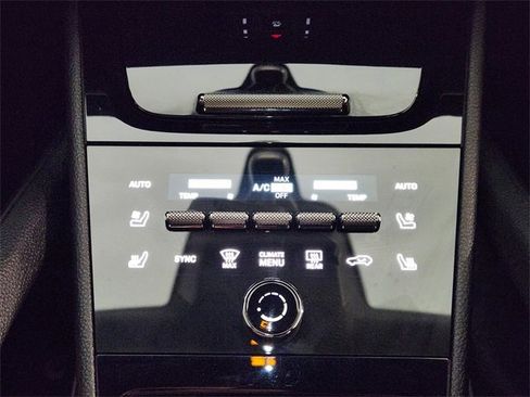 Used 2024 Porsche Cayenne Coupe image 19