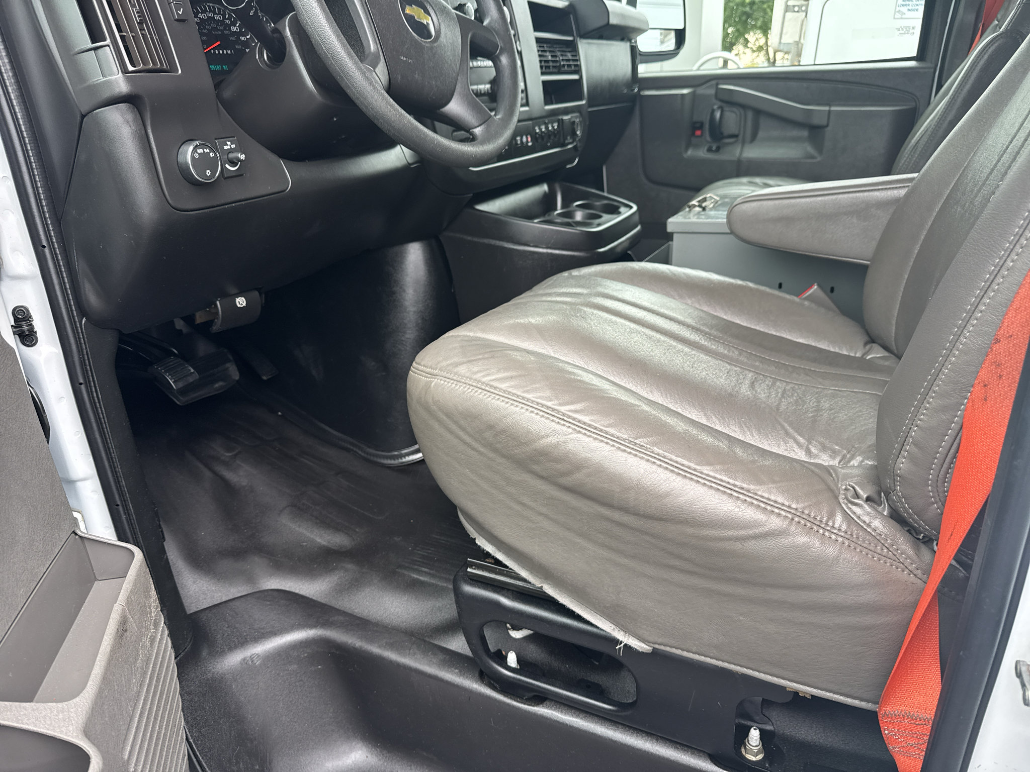 Used 2017 Chevrolet Express 2500 RWD image 14