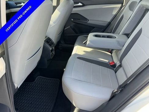 Certified 2022 Volkswagen Taos SE w/ Panoramic Sunroof Package image 9