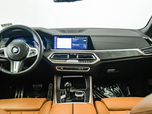 Certified 2022 BMW X5 xDrive40i w/ M Sport Package AWD/4WD image 14