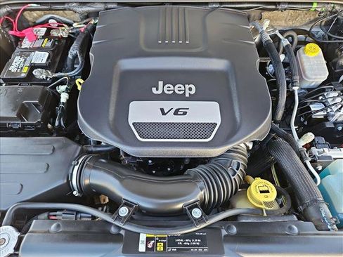 Used 2018 Jeep Wrangler Sahara w/ Connectivity Group AWD/4WD image 19