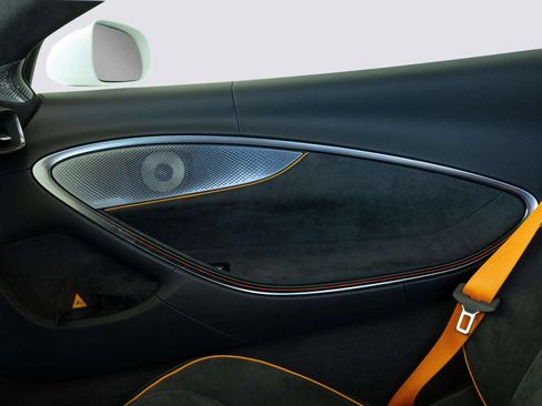 Used 2024 McLaren Artura image 17