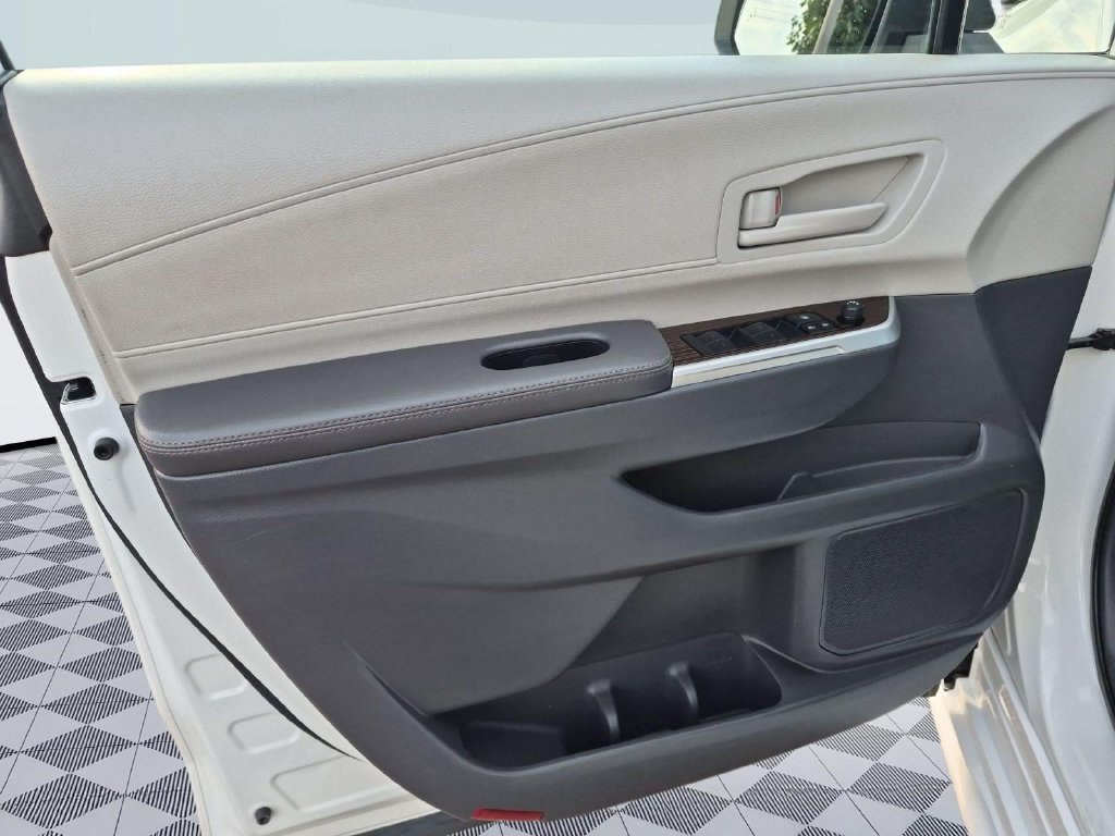 Used 2024 Toyota Sienna LE AWD/4WD image 10