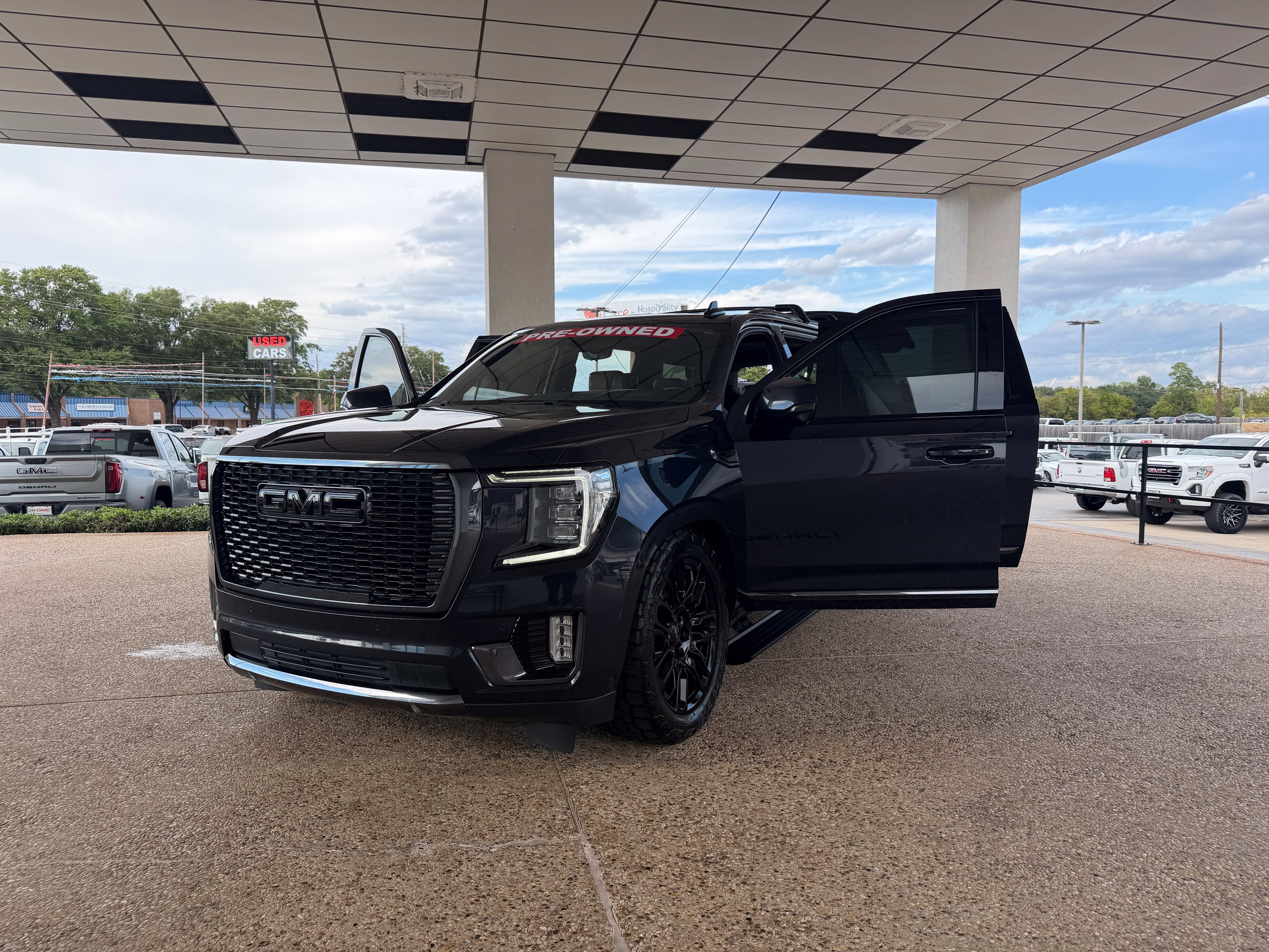 Used 2023 GMC Yukon XL Denali Ultimate AWD/4WD image 8