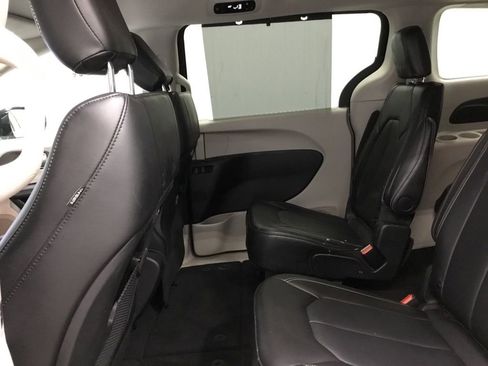 Used 2024 Chrysler Pacifica Touring-L AWD/4WD image 12
