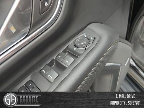 Used 2024 GMC Yukon SLT AWD/4WD image 11