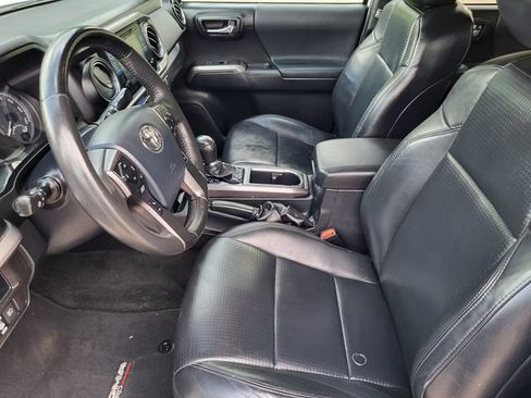 Used 2019 Toyota Tacoma TRD Off-Road AWD/4WD image 12