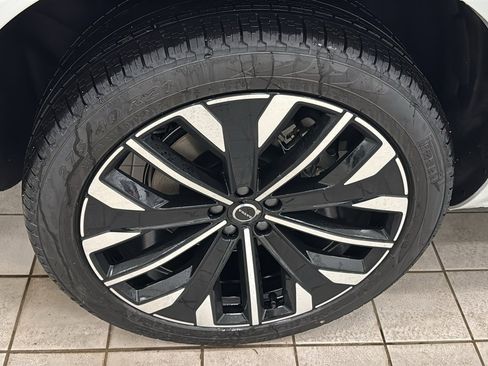 New 2026 Volvo XC90 T8 Plus w/ Protection Package Premier AWD/4WD image 32