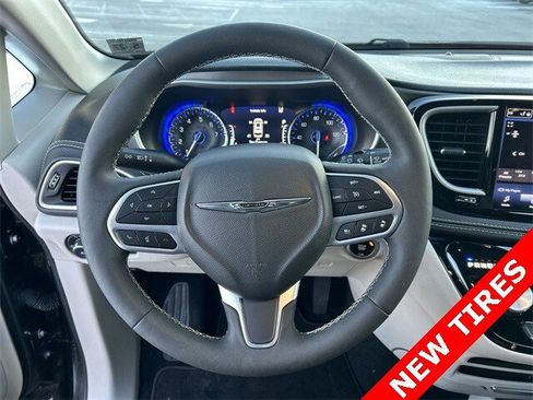 Certified 2022 Chrysler Pacifica Touring-L image 18