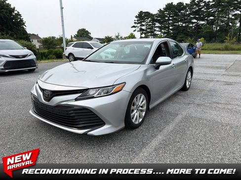Used 2018 Toyota Camry LE FWD image 1