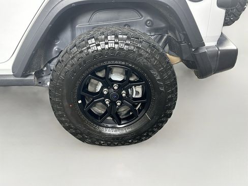 Used 2025 Jeep Wrangler Willys image 11