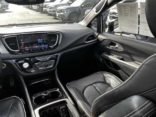 Used 2024 Chrysler Pacifica Premium FWD image 17