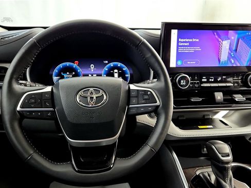 Used 2023 Toyota Highlander Limited image 29