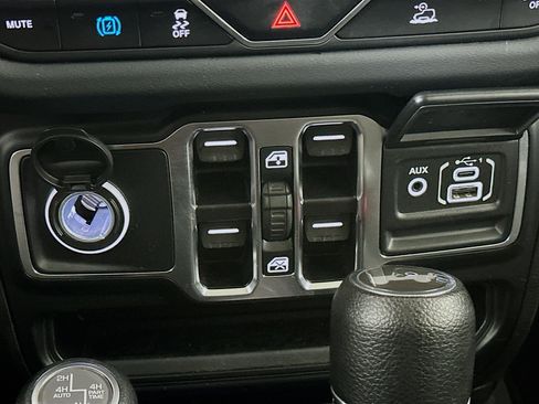 Used 2024 Jeep Wrangler Unlimited Sahara AWD/4WD image 24