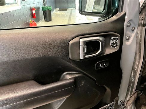 Used 2021 Jeep Gladiator Willys image 10