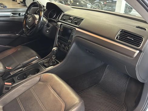 Used 2018 Volkswagen Passat 2.0T R-Line w/ R-Line Lighting Package FWD image 9