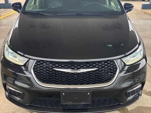 Used 2022 Chrysler Pacifica Touring-L FWD image 2