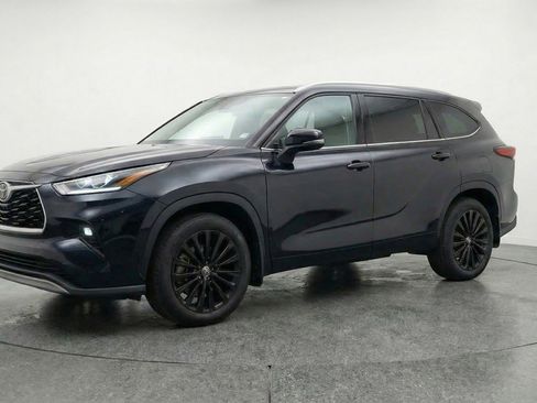 Used 2025 Toyota Highlander XSE image 3