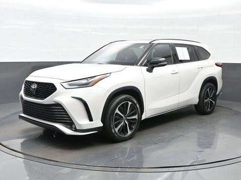 Used 2021 Toyota Highlander XSE AWD/4WD image 2
