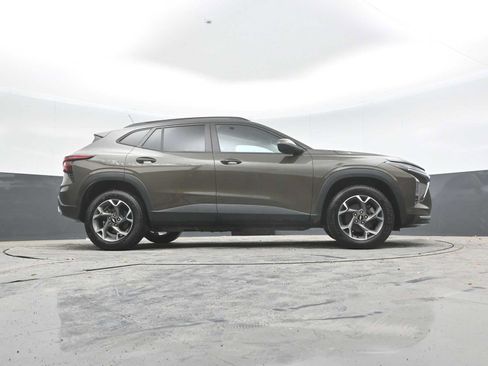 Used 2024 Chevrolet Trax LT w/ Sunroof Package FWD image 30