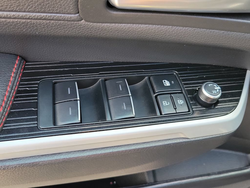Used 2025 Toyota Sienna XSE FWD image 13