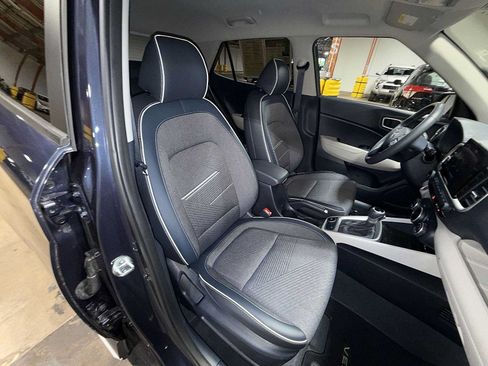 Used 2023 Hyundai Venue Limited FWD image 16