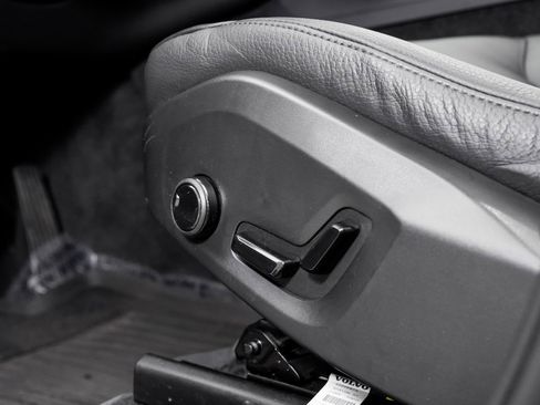 Used 2022 Volvo XC60 B5 Momentum w/ Advanced Package image 11