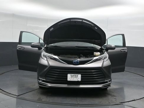 Used 2023 Toyota Sienna XLE image 61