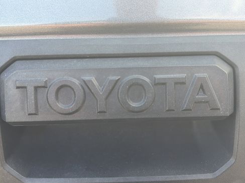 Used 2018 Toyota Tacoma TRD Sport w/ Technology Package AWD/4WD image 28