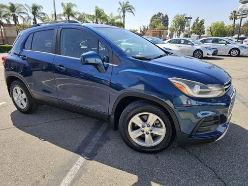 Used 2020 Chevrolet Trax LT w/ LPO, Protection Package FWD image 3