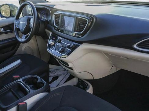 Used 2018 Chrysler Pacifica Touring Plus w/ Tire & Wheel Group image 29