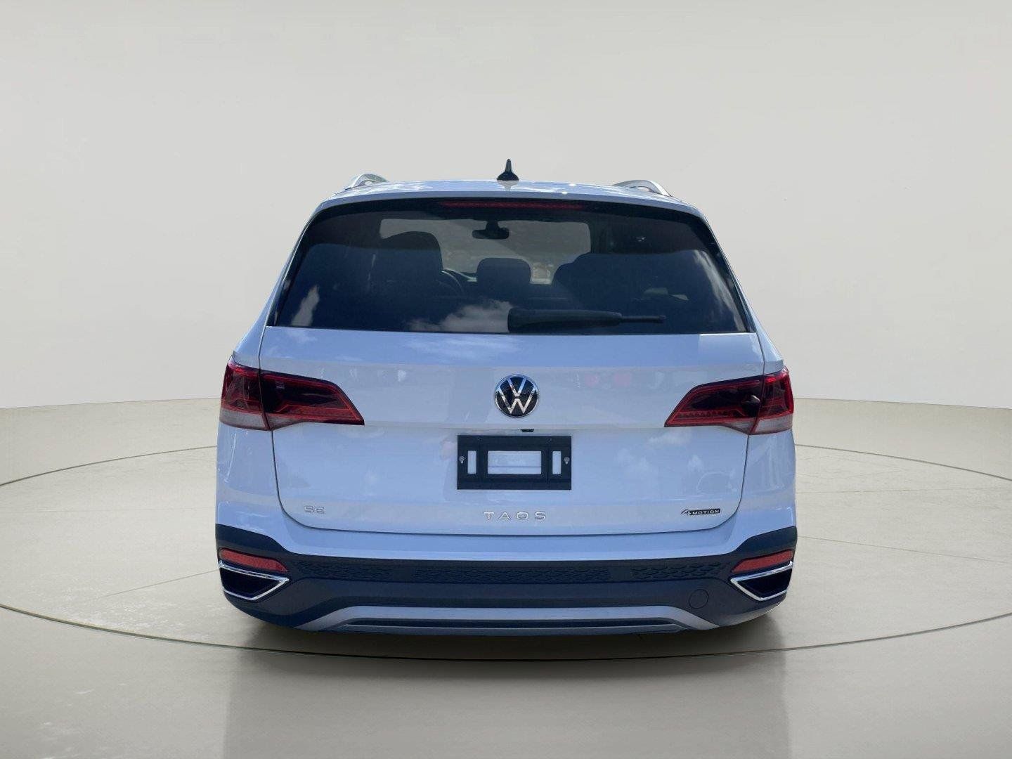 Used 2024 Volkswagen Taos SE w/ Panoramic Sunroof Package AWD/4WD image 6