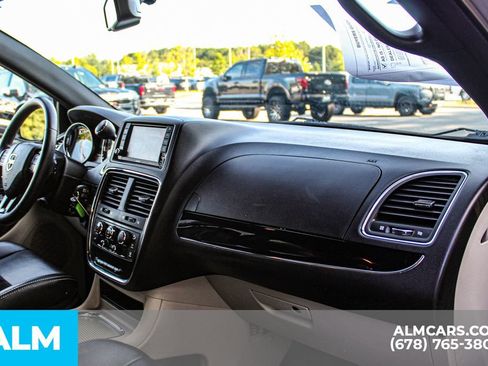 Used 2017 Dodge Grand Caravan SXT FWD image 22