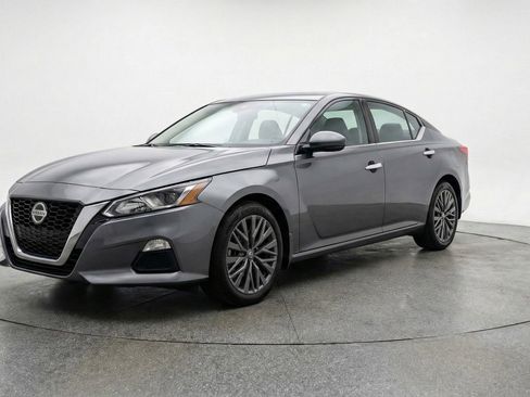 Used 2025 Nissan Altima 2.5 SV image 3