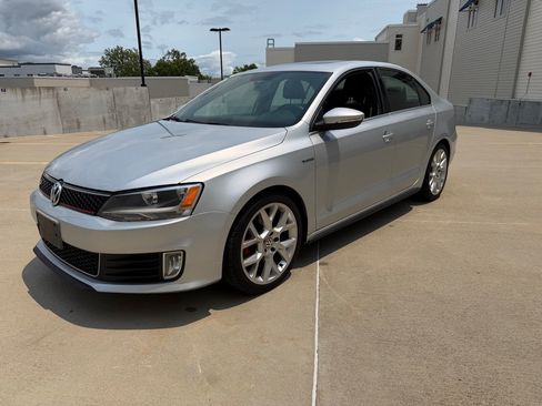 Used 2014 Volkswagen Jetta GLI FWD image 3