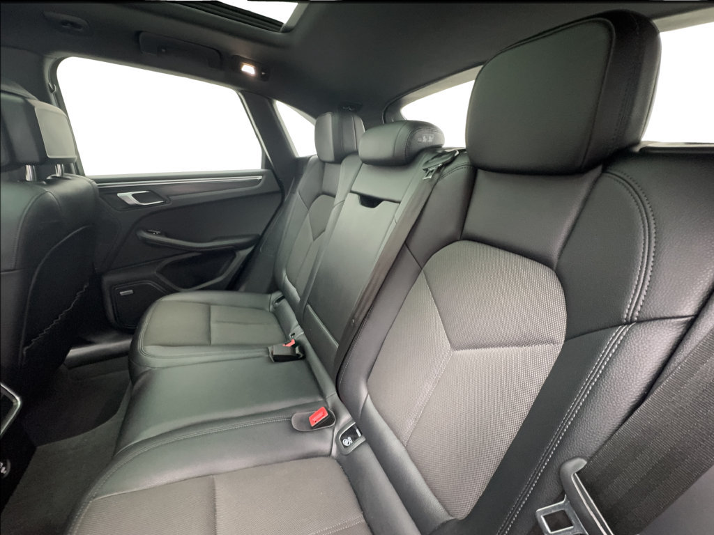 Used 2022 Porsche Macan AWD/4WD image 27