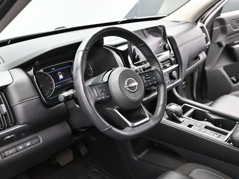 Used 2025 Nissan Pathfinder SL FWD image 12