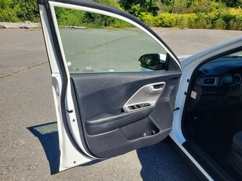 Used 2018 Kia Niro LX FWD image 15