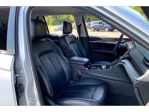 Used 2023 Jeep Grand Cherokee L Limited AWD/4WD image 7