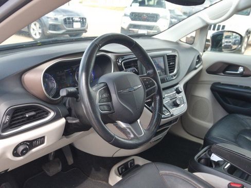 Used 2019 Chrysler Pacifica Touring-L FWD image 15