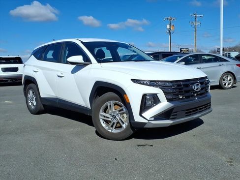 Certified 2025 Hyundai Tucson SE image 1